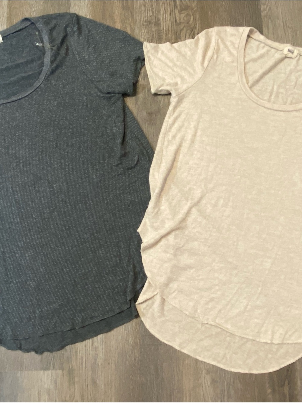 BKE Scoop Neck Short Sleeve Tee – Charcoal & Beige